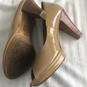 7.5 beige Sofft with 3 inch  heels. One small scuff on outer right side